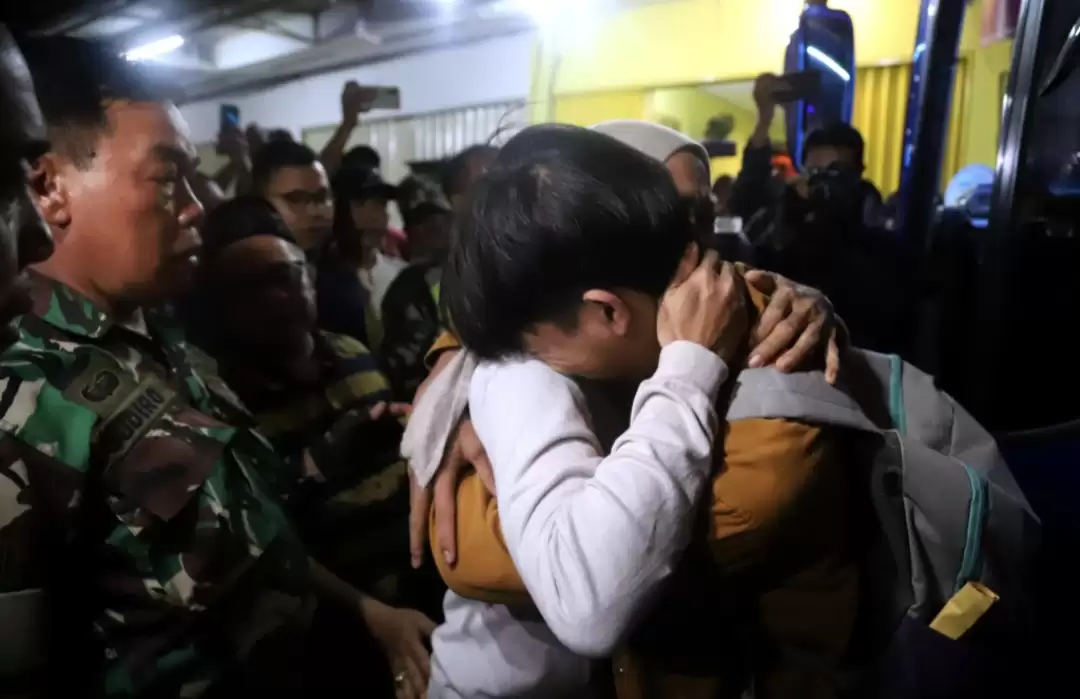 Tangis Pilu Orang Tua Sambut Korban Selamat Kecelakaan Bus di Ciater Subang3