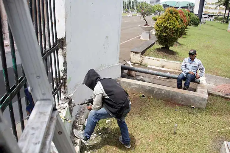 Perbaikan Pagar DPR yang Jebol1