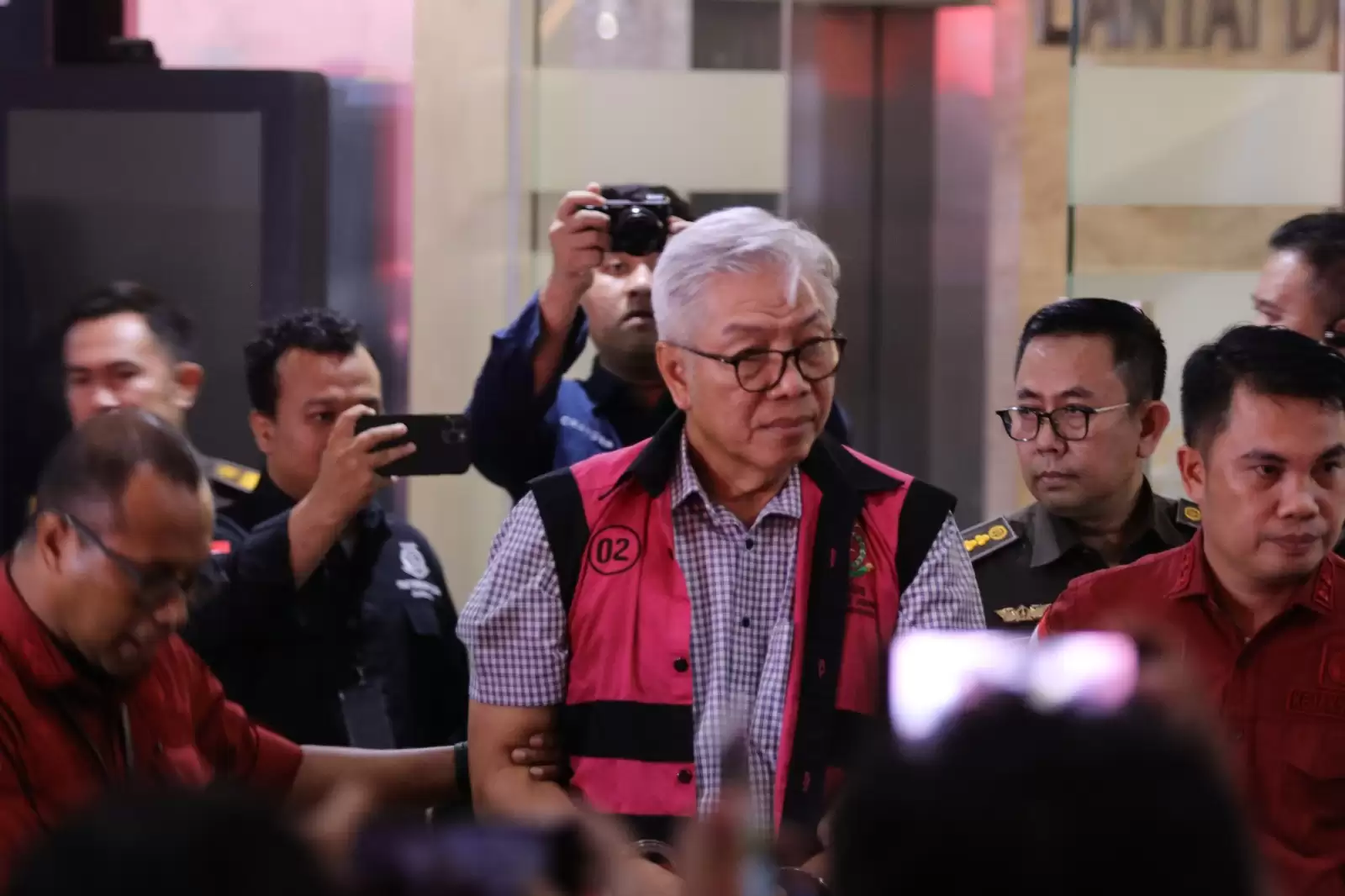 borgol-di-tangan-eks-dirjen-minerba-kementerian-esdm-bambang-gatot-tersangka-korupsi-timah-ke-22