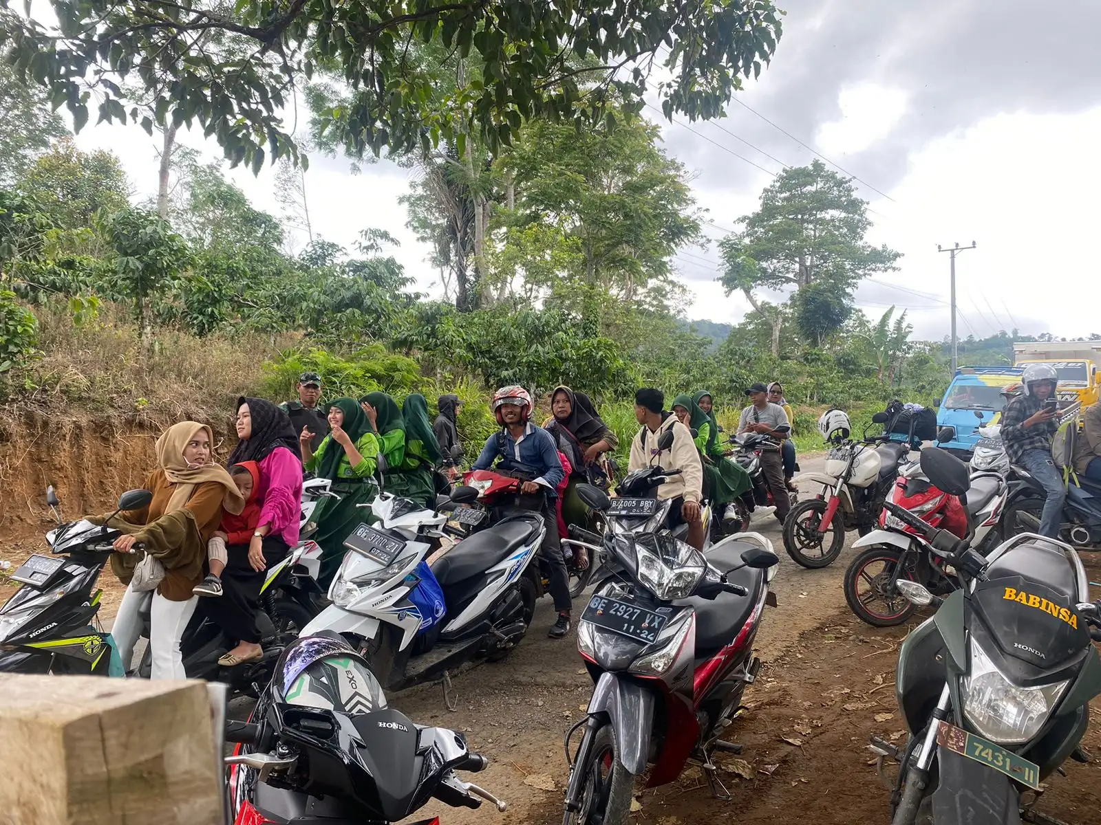 puluhan-kendaraan-roda-dua-menumpuk-akibat-ada-perbaikan-jalan-di-wilayah-talang-besi-tanggamus