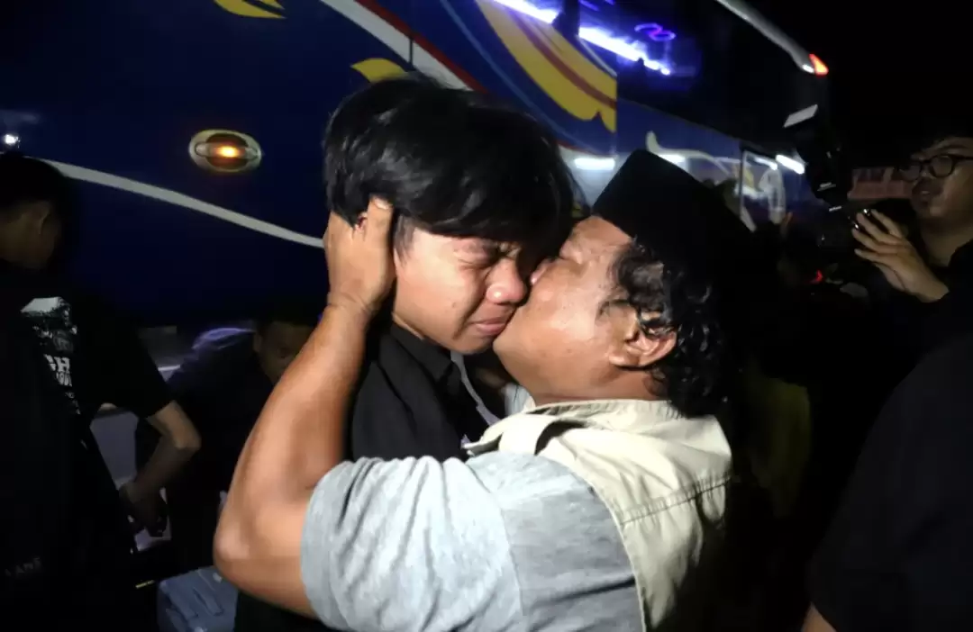 tangis-pilu-orang-tua-sambut-korban-selamat-kecelakaan-bus-di-ciater-subang