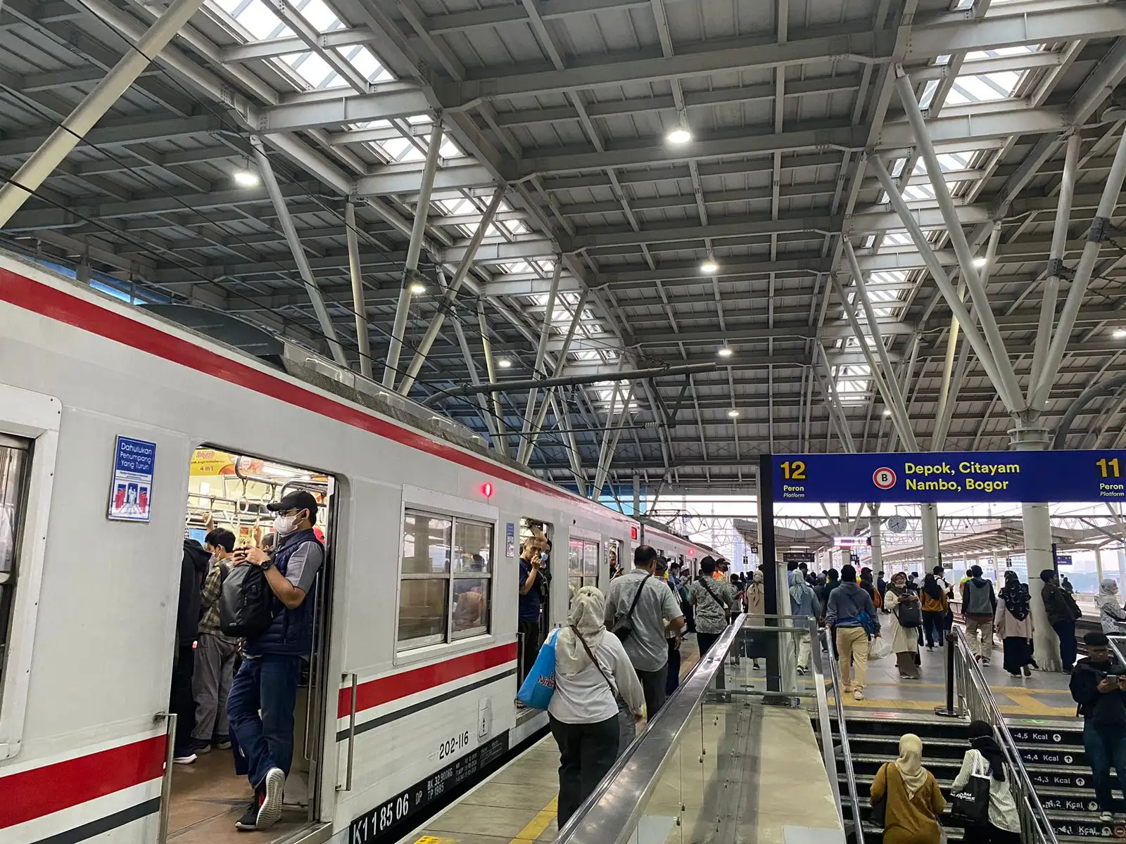 Potret Para Penumpang KRL di Jakarta1