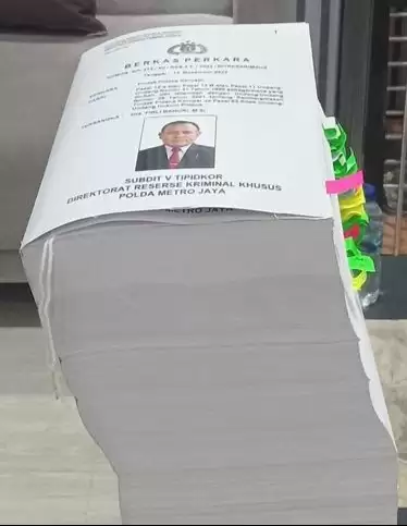 tebalnya-berkas-pemerasan-terhadap-syl-dengan-tersangka-firli-bahuri-ketua-kpk-nonaktif