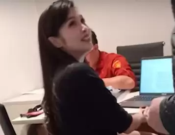 momen-penyidik-jampidsus-periksa-artis-cantik-sandra-dewi