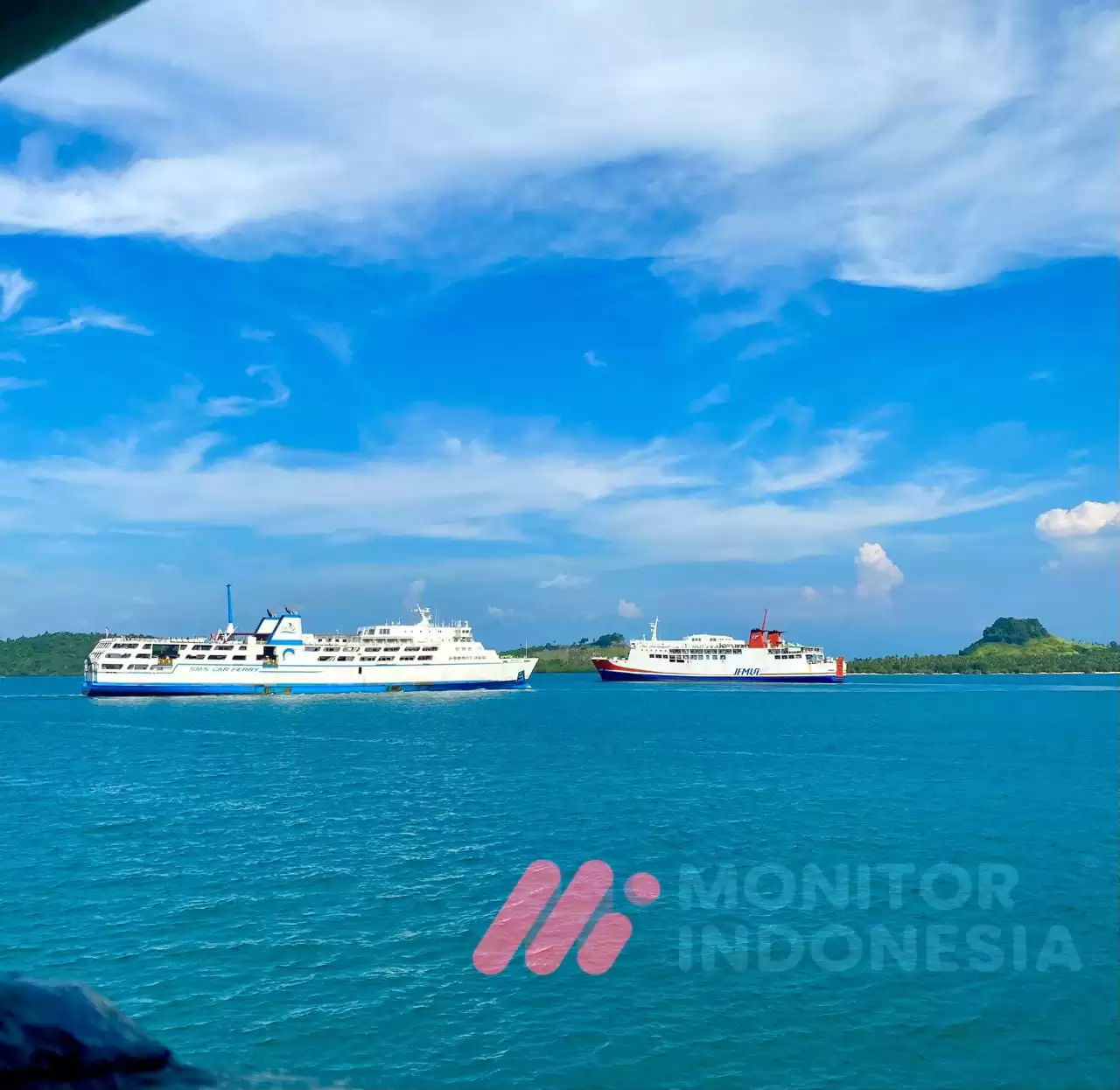 kapal-ferry-di-tengah-laut-selat-sunda