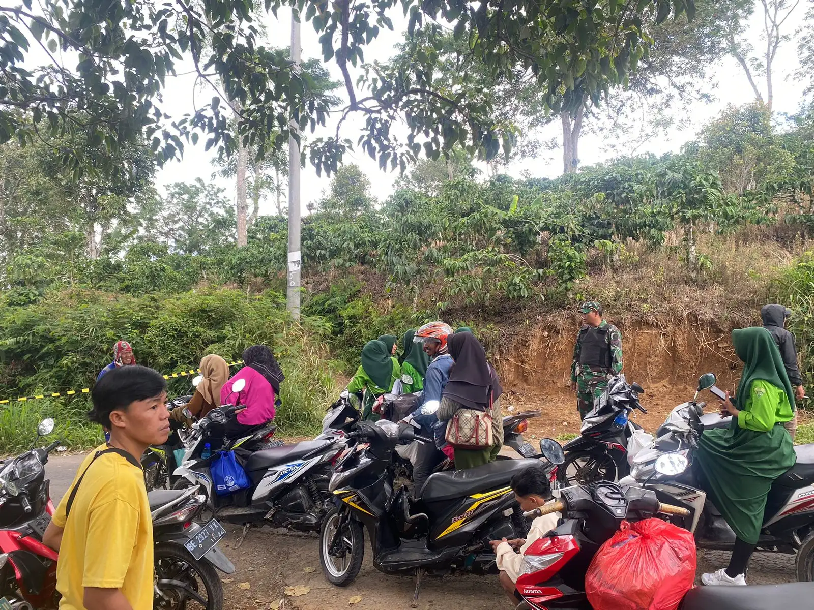 Puluhan Kendaraan Roda Dua Menumpuk Akibat ada Perbaikan Jalan di Wilayah Talang Besi-Tanggamus2
