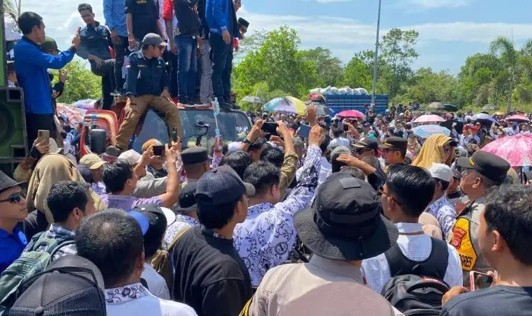 aksi-ribuan-guru-padati-pn-andoolo-dukung-supriyani-jalani-sidang