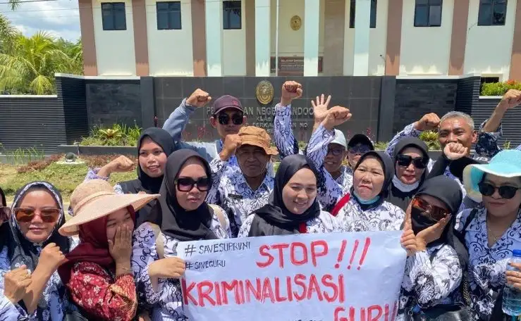 Aksi Ribuan Guru Padati PN Andoolo Dukung Supriyani Jalani Sidang2