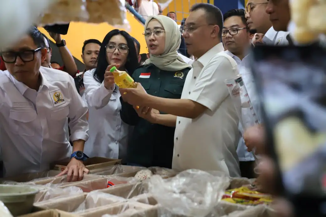 Pimpinan DPR Sidak MinyaKita di Pasar Kramat Jati5