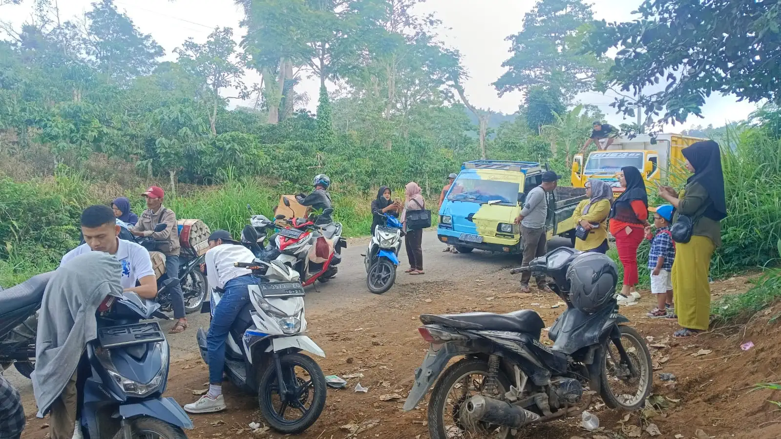 Puluhan Kendaraan Roda Dua Menumpuk Akibat ada Perbaikan Jalan di Wilayah Talang Besi-Tanggamus5