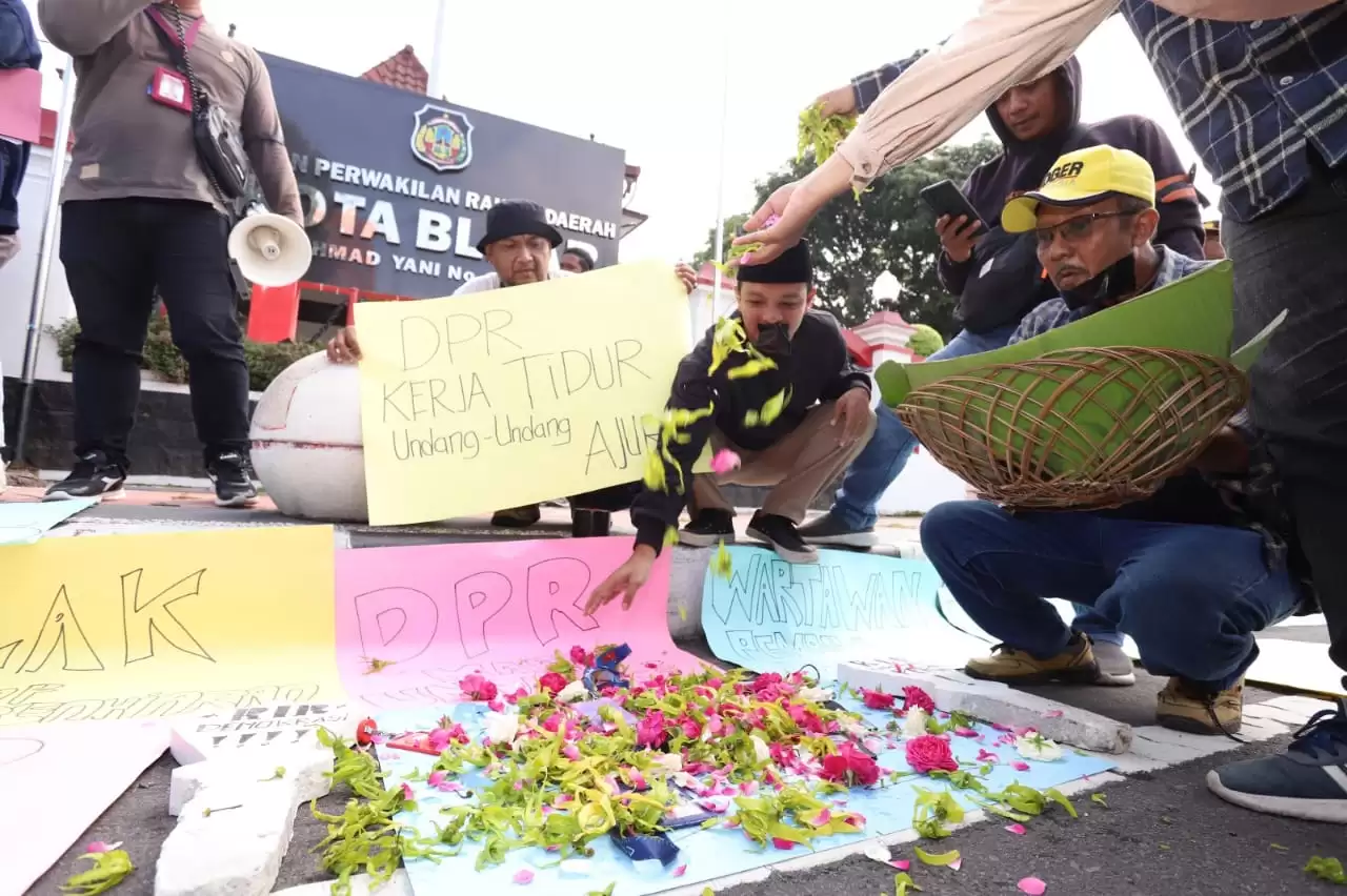 wartawan-tabur-bunga-di-depan-gedung-dprd-kota-blitar-dpr-kerja-tidur-undang-undang-ajur
