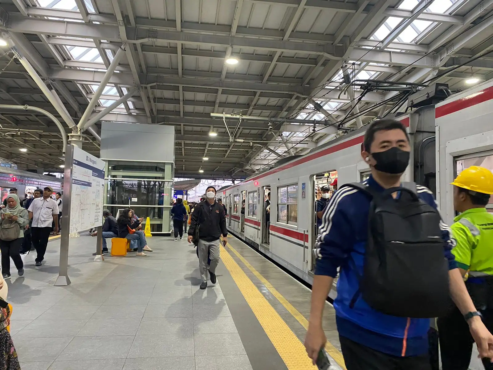 Potret Para Penumpang KRL di Jakarta3