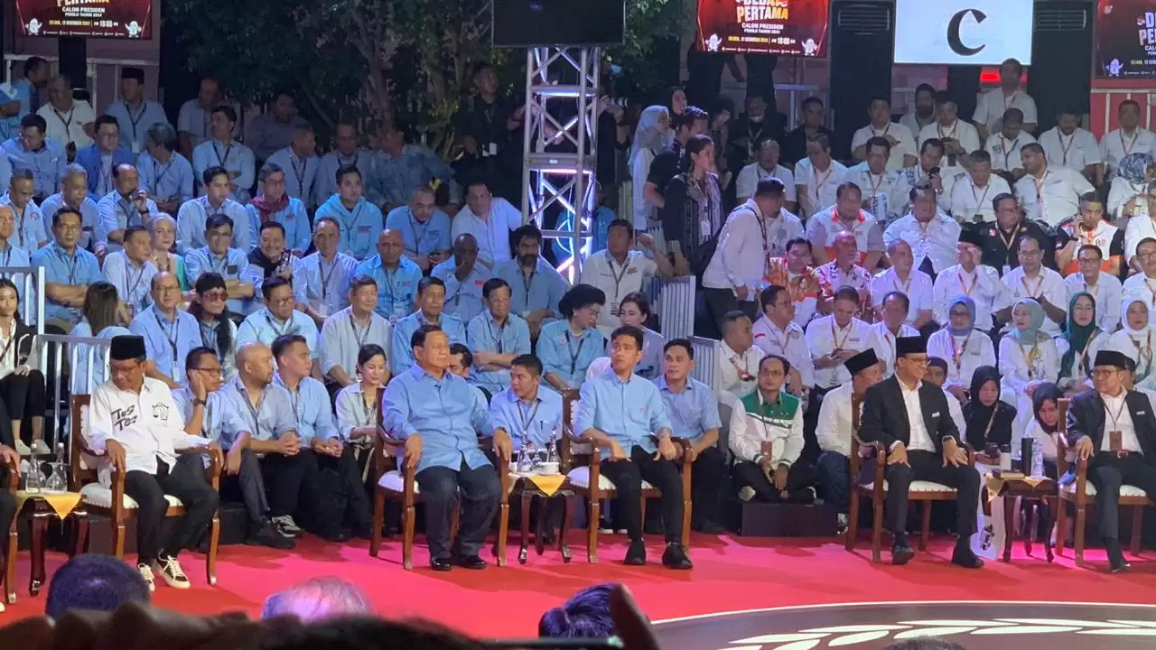 penampakan-tiga-capres-siap-debat-pilpres-2024
