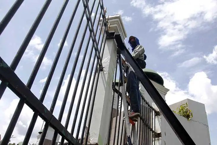 Perbaikan Pagar DPR yang Jebol4