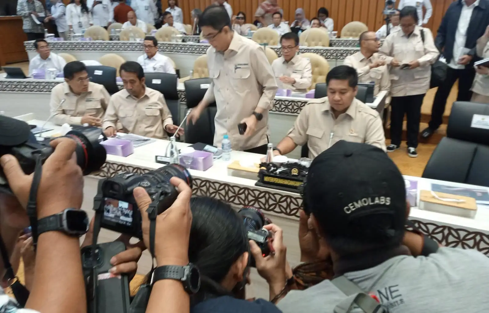 Menteri Ara Raker dengan Komisi V DPR4