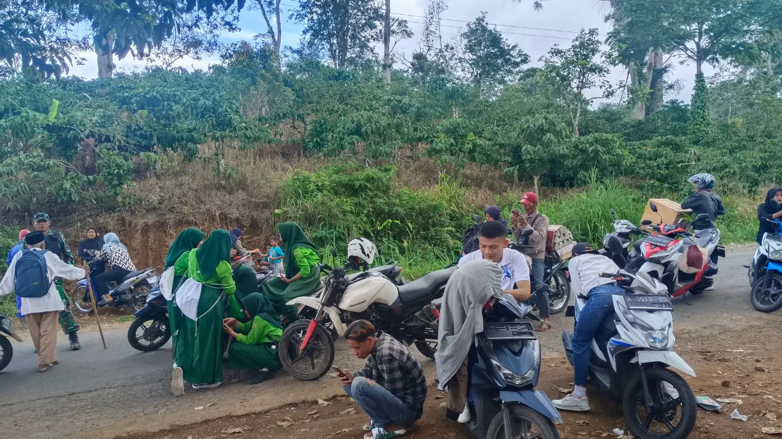 Puluhan Kendaraan Roda Dua Menumpuk Akibat ada Perbaikan Jalan di Wilayah Talang Besi-Tanggamus4