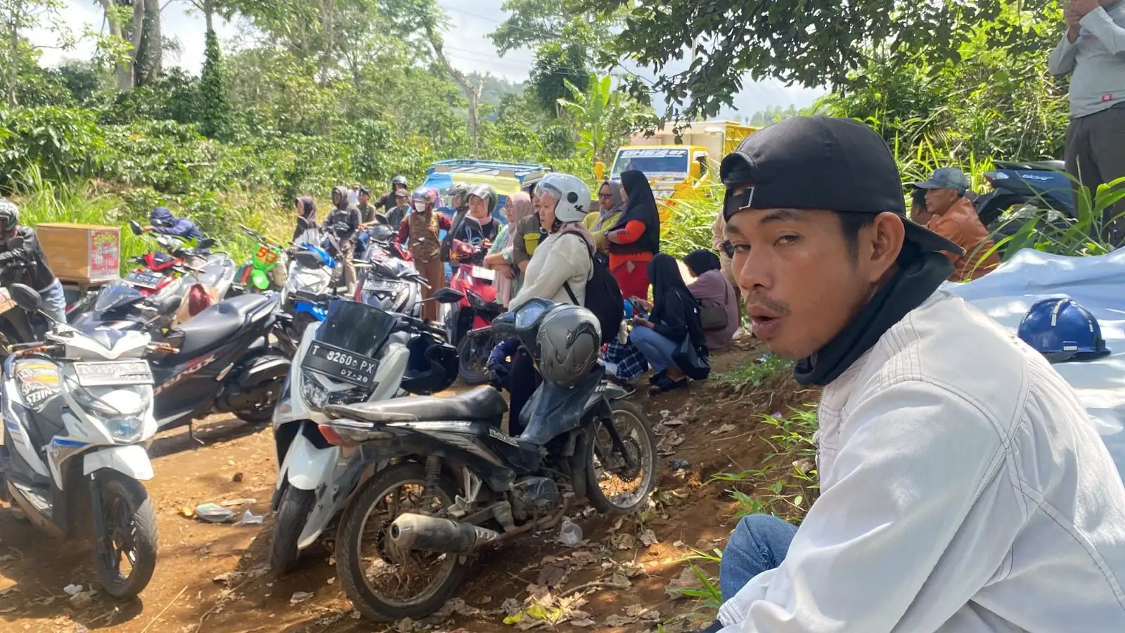 Puluhan Kendaraan Roda Dua Menumpuk Akibat ada Perbaikan Jalan di Wilayah Talang Besi-Tanggamus3
