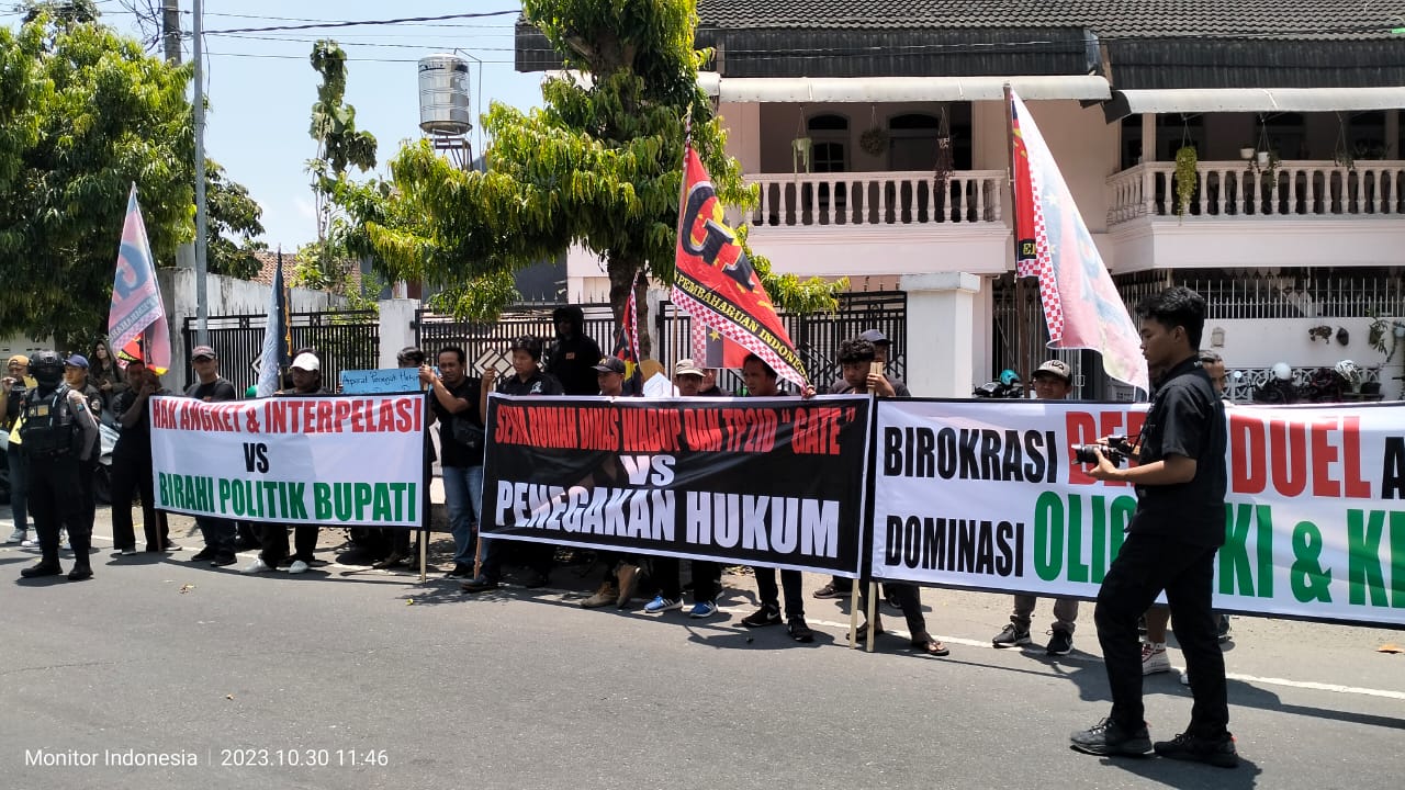 Massa saat berorasi di depan Kantor Kejaksaan Negeri Blitar (Foto: MI/JK)