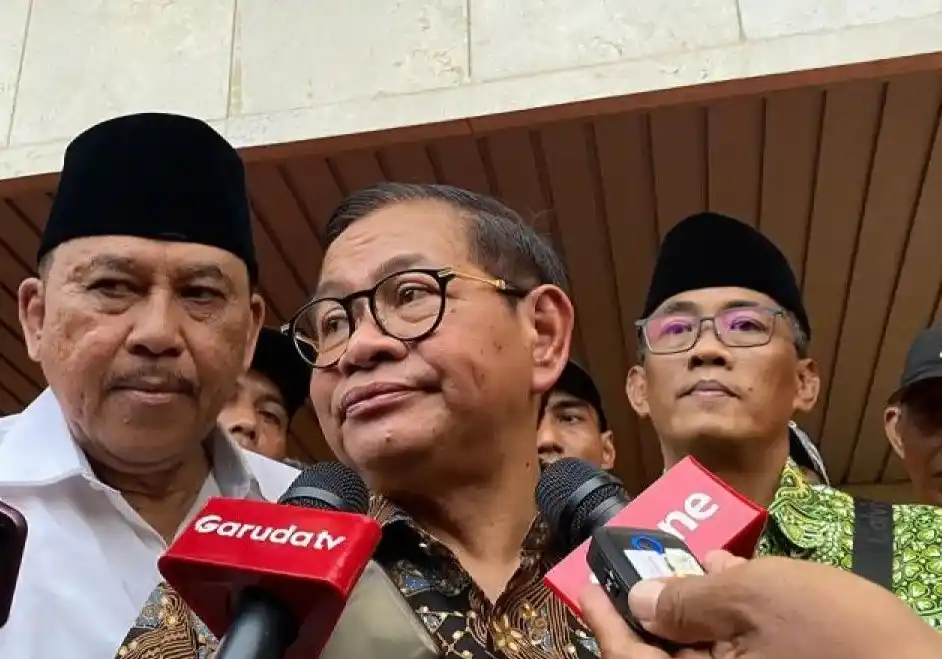Gubernur Daerah Khusus Jakarta (DKJ) Terpilih, Pramono Anung memberikan keterangan pers dalam Pesta Rakyat Kemenangan oleh Sahabat Pram di Lapangan Banteng, Jakarta, Sabtu (11/1/2025).