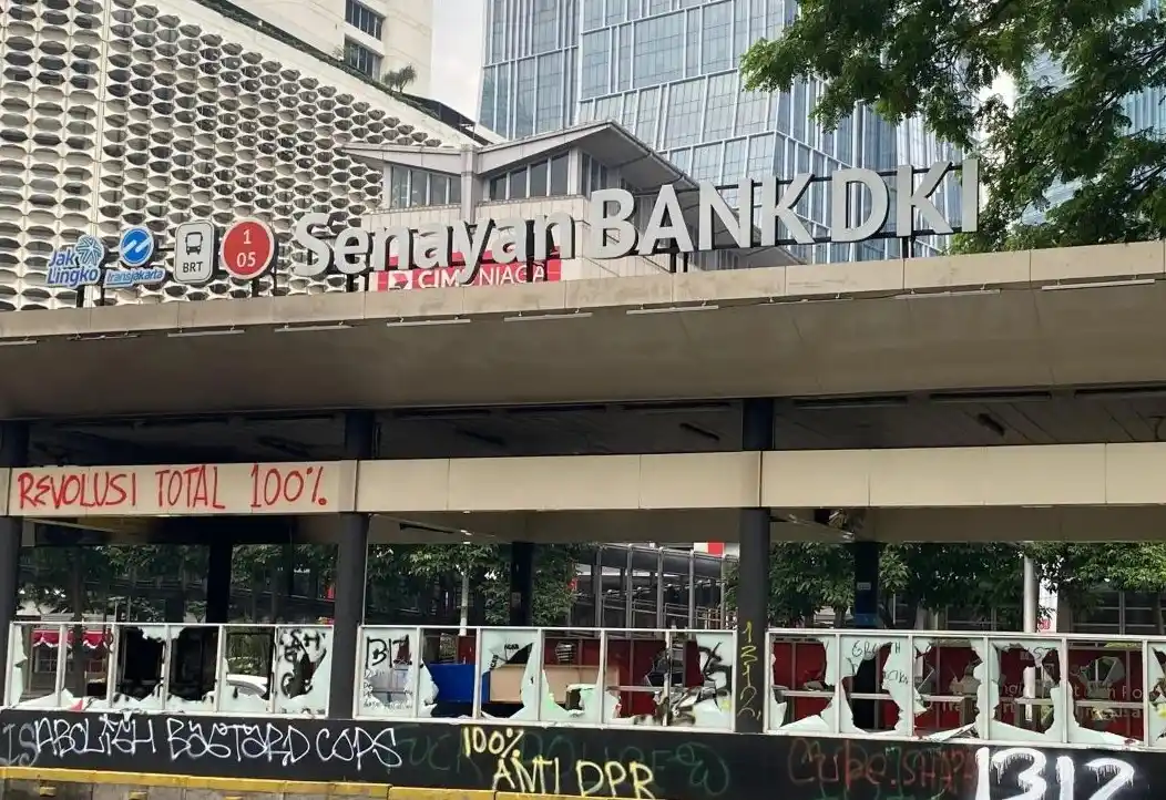 Pengrusakan Halte Transjakarta BRT Senayan Bank DKI, Jakarta, Sabtu (30/8/2025) (Foto: Dok MI/Aswan)