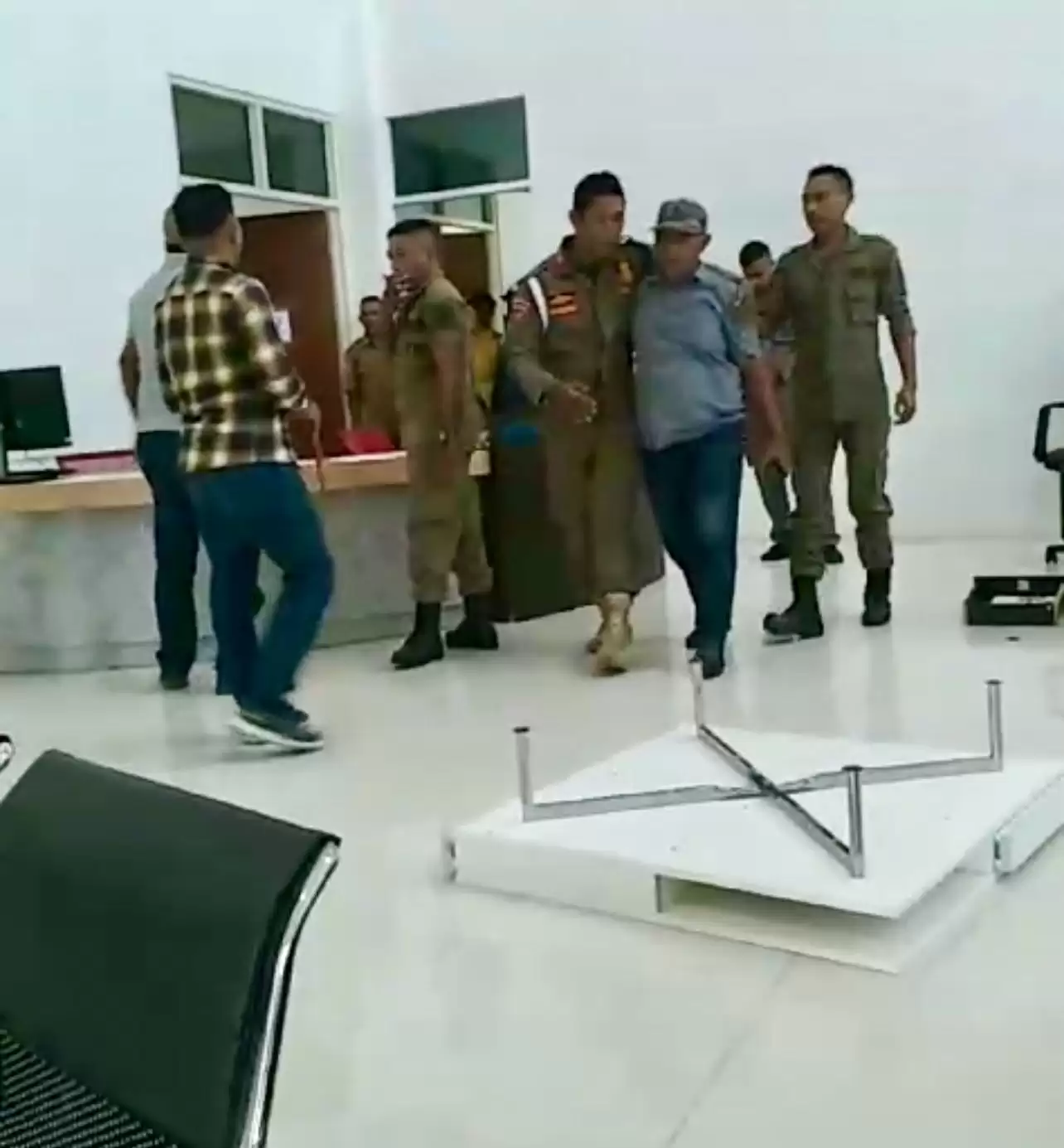 Salah satu kontraktor yang diamankan Satpol PP setelah mengobrak-abrik kantor BPKAD Malut (Foto: MI/Ist)