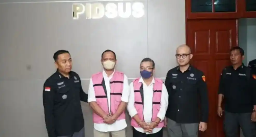 Kepala Kantor Wilayah BPN Sumut periode 2022–2024 inisial ASK dan Kepala Kantor BPN Kabupaten Deli Serdang periode 2023–2025 inisial ARL mengenakan rompi tahanan Kejati Sumut (Foto: Dok MI/Adelio Pratama)