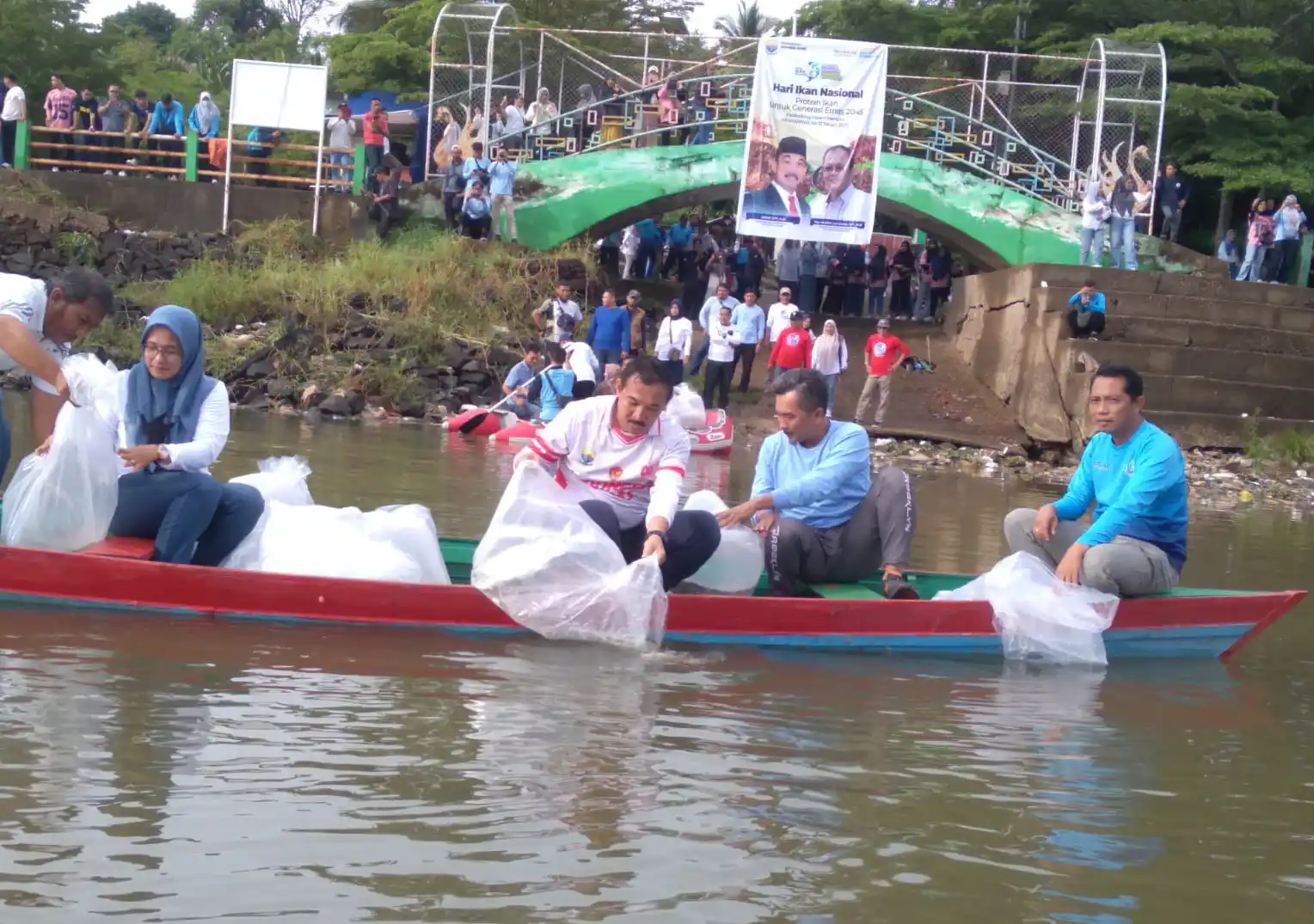 Kepala Dinas Perikanan dan Kelautan Provinsi Jambi, H Asraf (kiri) menebar puluhan ribu benih ikan menggunakan sampan di Danau Sipin, Kota Jambi, Provinsi Jambi, Jumat (21/11/2025). (Foto : MI/Radesman Saragih).