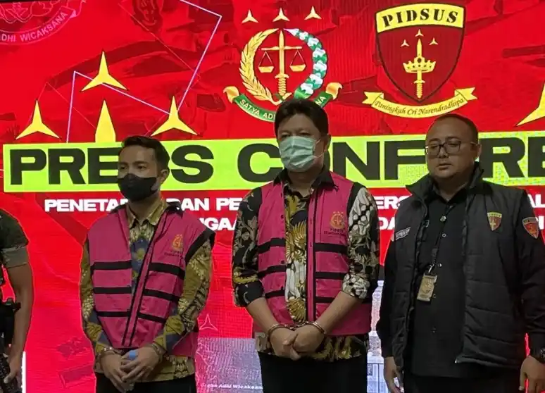 Tersangka H selaku Branch Manager/Kepala Cabang dan GSP selaku Head of Small Medium Enterprise/SME mengenakan rompi tahanan Kejari Tangsel (Foto: Dok MI)