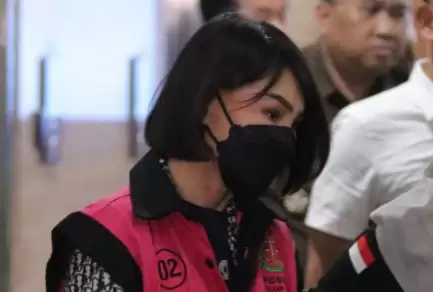 Tersangka ke-15 kasus dugaan korupsi komoditi timah, Helena Lim mengenakan rompi tahanan Kejagung (Foto: Dok MI)