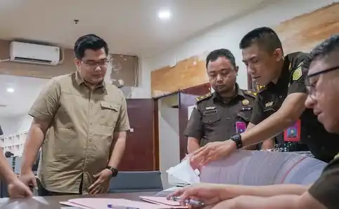 Tim Jaksa Penyidik pada Direktorat Penyidikan Jaksa Agung Muda Bidang Tindak Pidana Khusus (JAM PIDSUS) Kejaksaan Agung telah melaksanakan serah terima tanggung jawab tersangka dan barang bukti (Tahap II) kepada Tim Penuntut Umum Tindak Pidana Khusus Kejaksaan Negeri Jakarta Pusat, Senin (23/12/2024) (Foto: Dok MI/Kejagung)