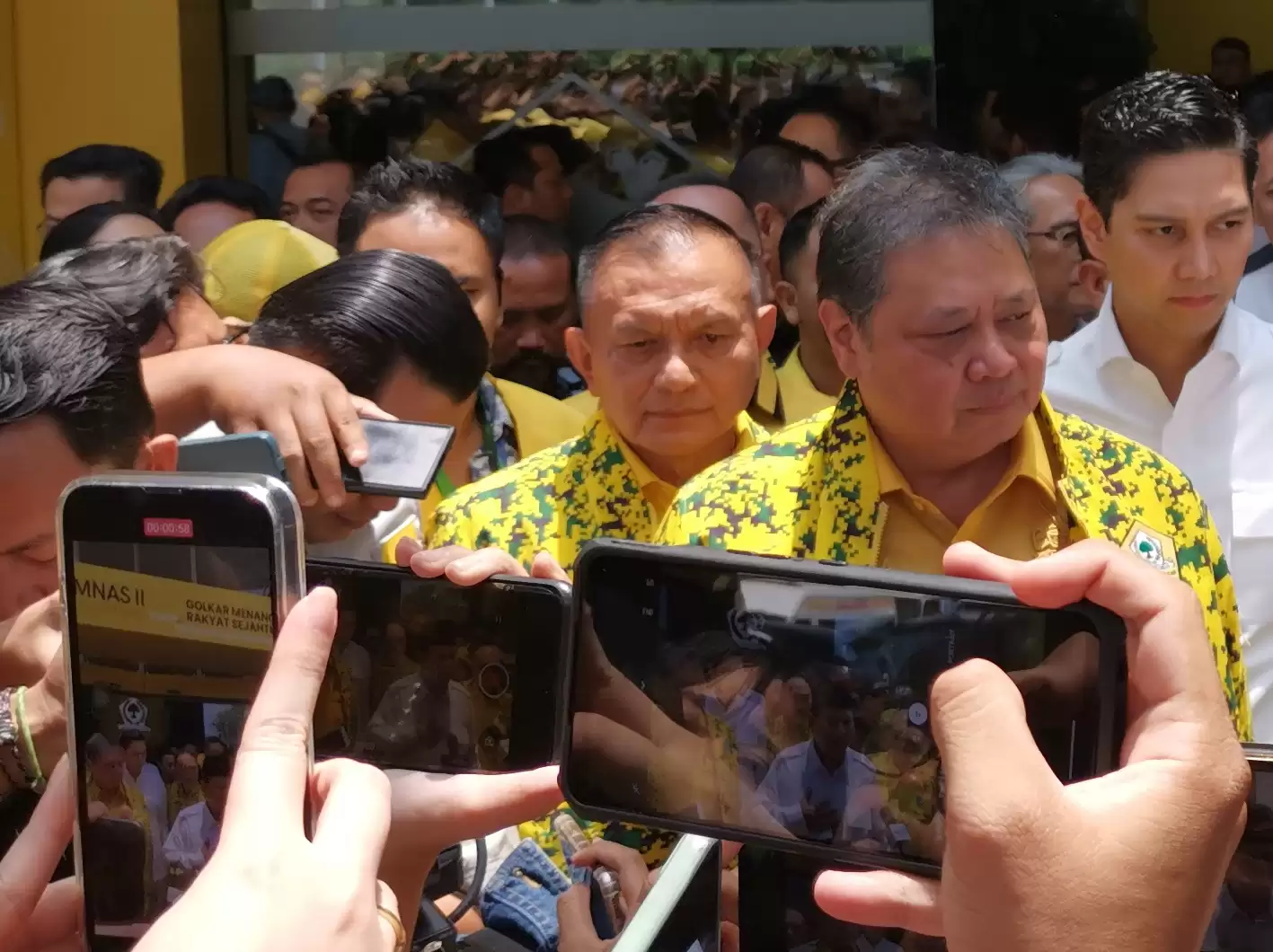 Sekjen Golkar, Lodewijk F Paulus bersama Ketum Golkar, Airlangga Hartarto (Foto: Dhanis/MI)