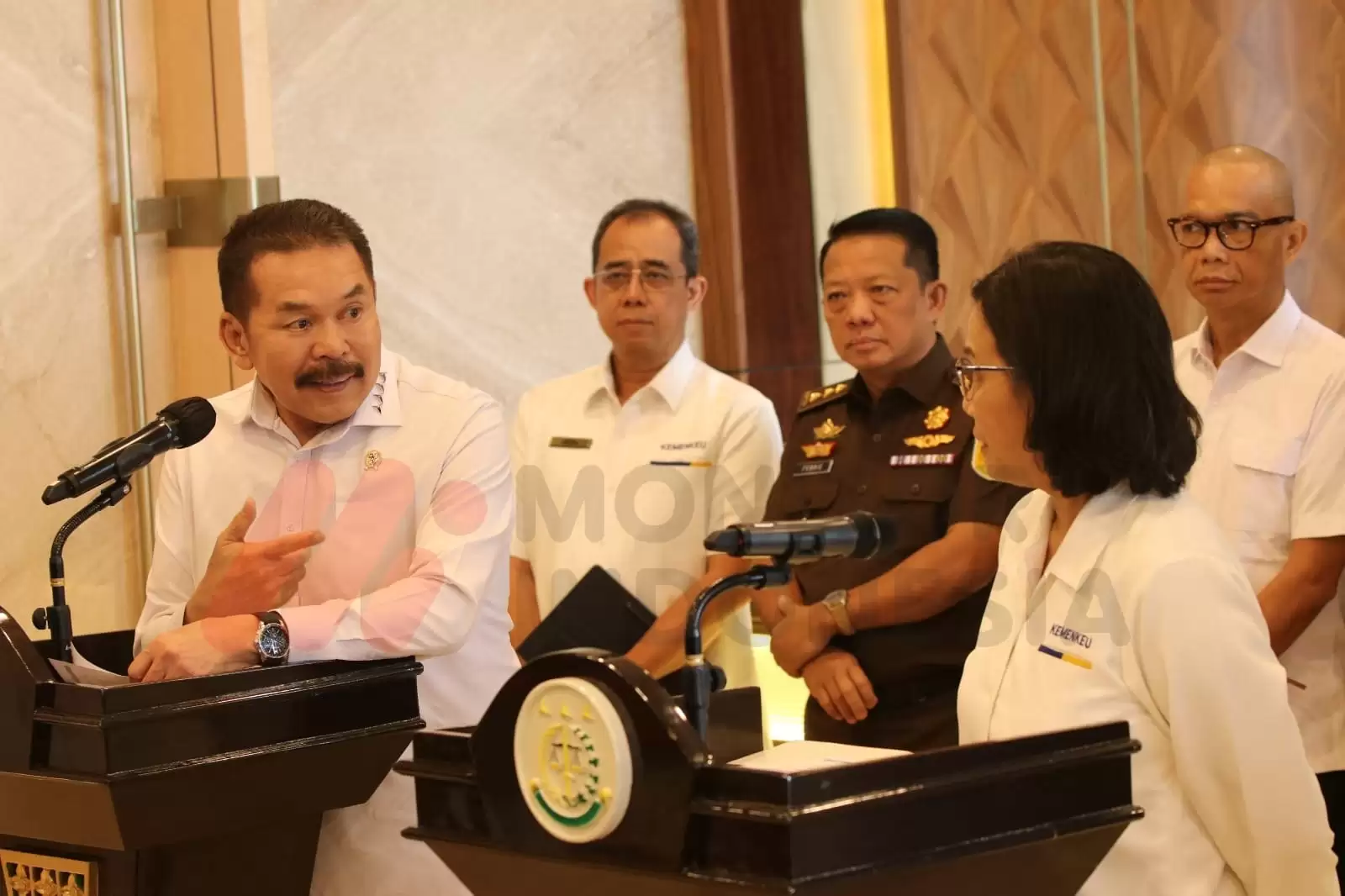 Jaksa Agung, ST Burhanuddin (kiri) dan Menteri Keuangan (Menkeu) Sri Mulyani (kanan) (Foto: Dok MI/Kejagung)