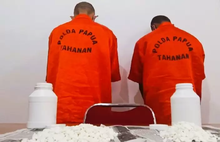 Dua tersangka kasus penyalahgunaan obat terlarang atau pil koplo yang dipasok dari Tangerang. (Foto: ANTARA)