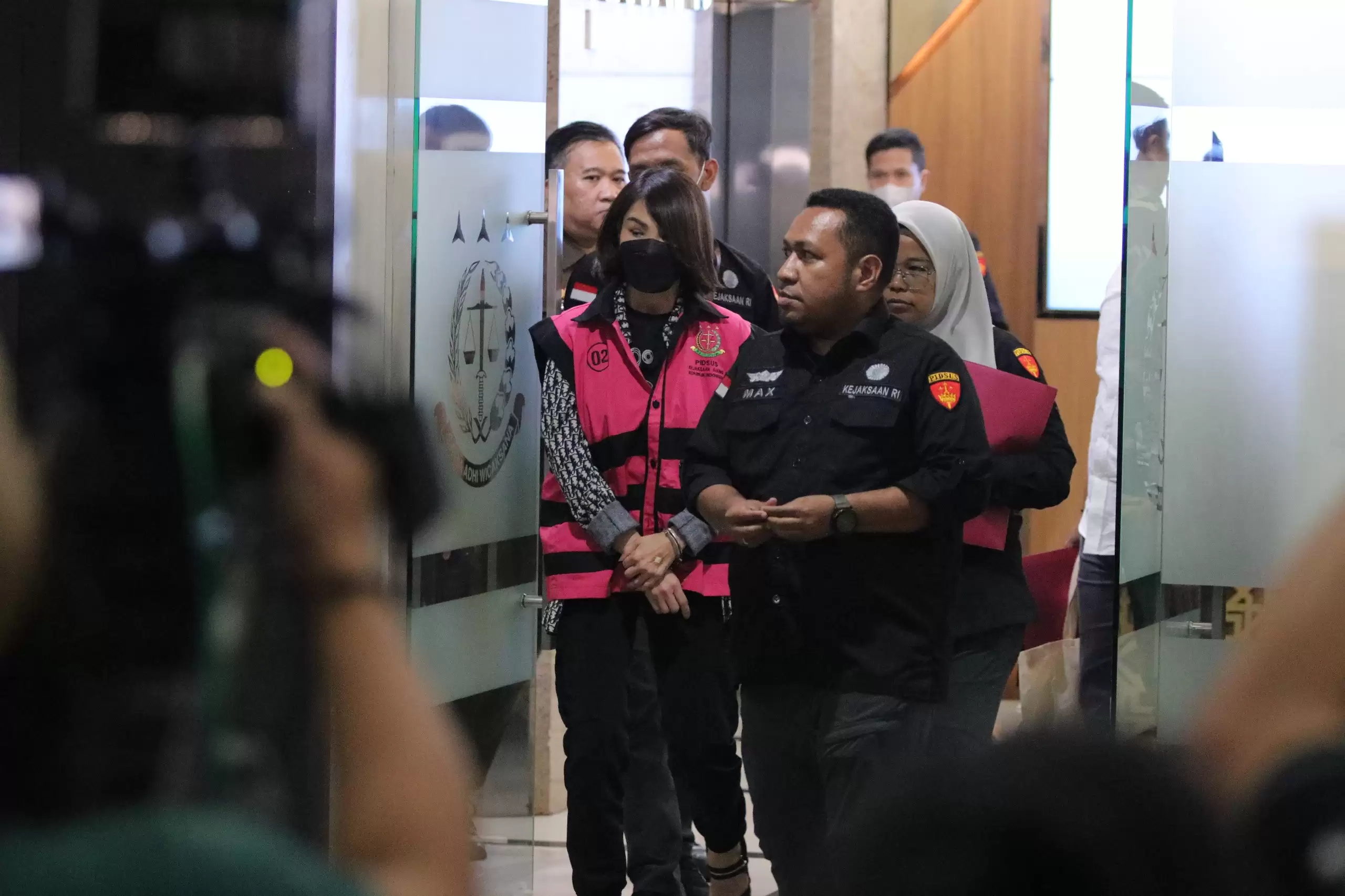 Helena Lim mengenakan rompi tahanan Kejagung digiring ke rutan Salemba, Jakarta Pusat, cabang Kejagung (Foto: Istimewa)