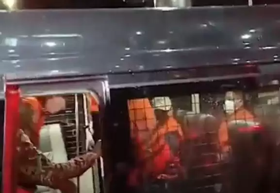 Para tersangka pungli digiring masuk ke mobil tahanan KPK menuju ke Rutan Polda Metro Jaya, Jum'at (15/3/2024) malam (Foto: MI/Aswan)