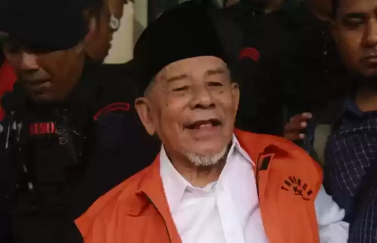 Abdul Gani Kasuba mengenakan peci hitam, tangan diborgol dan berompi tahanan (Foto: Dok MI)