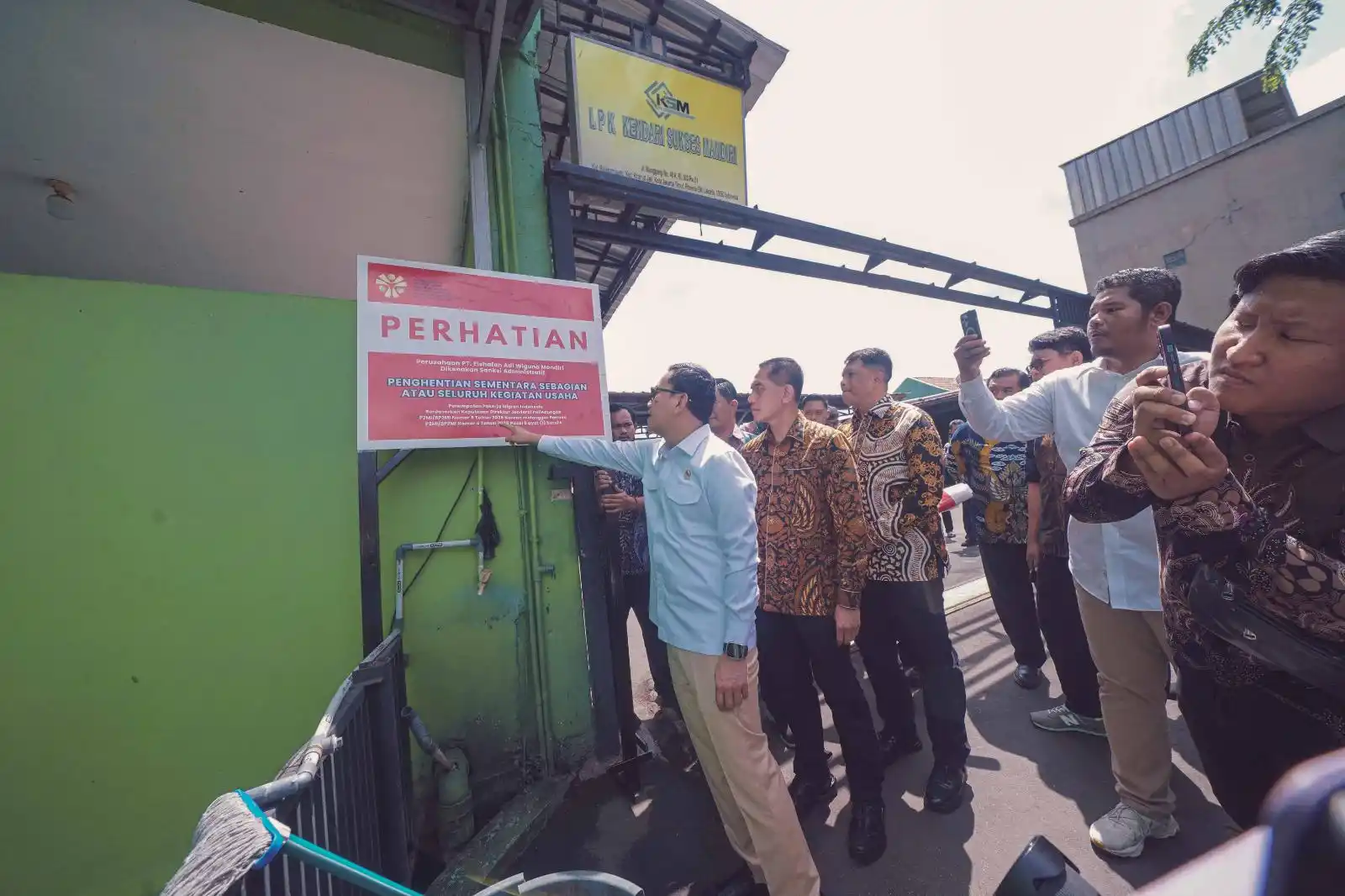 Abdul Kadir Karding melakukan penyegelan terhadap PT Elshafah Adi Wiguna Mandiri. (Dok. MI)