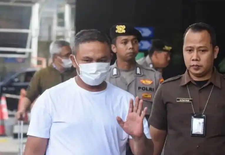 Gubernur Riau Abdul Wahid (tengah) digiring petugas saat tiba di Gedung Merah Putih KPK, Jakarta, Selasa (4/11/2025). Komisi Pemberantasan Korupsi (KPK) membawa sembilan orang dalam operasi tangkap tangan (OTT) di Provinsi Riau pada Senin (3/11), salah satunya Gubernur Riau Abdul Wahid.