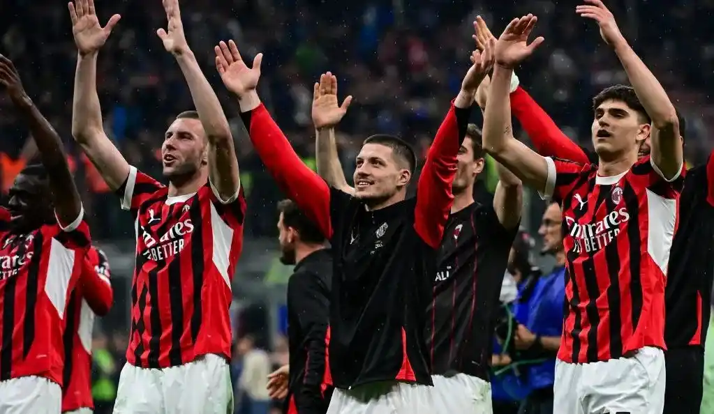 Penyerang AC Milan asal Serbia #9 Luka Jovic merayakan kemenangan bersama rekan setimnya setelah mengalahkan Inter Milan pada leg kedua semifinal Coppa Italia di stadion San Siro di Milan, 23 April 2025