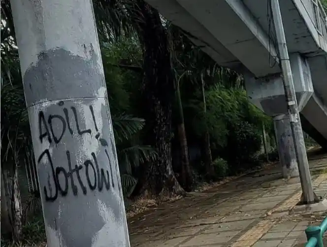 Coretan 'Adili Jokowi' di salah satau JPO, Jakarta (Foto: Dok MI/Aswan)