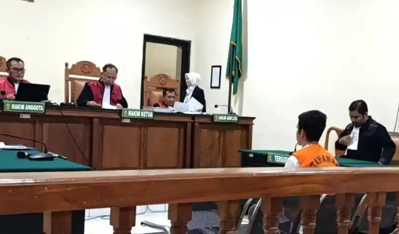 Eko saat mengikuti sidang pembacaan putusan kasus penipuan kredit fiktif Adira Finance di Pengadilan Negeri Semarang, Rabu (15/10/2025)