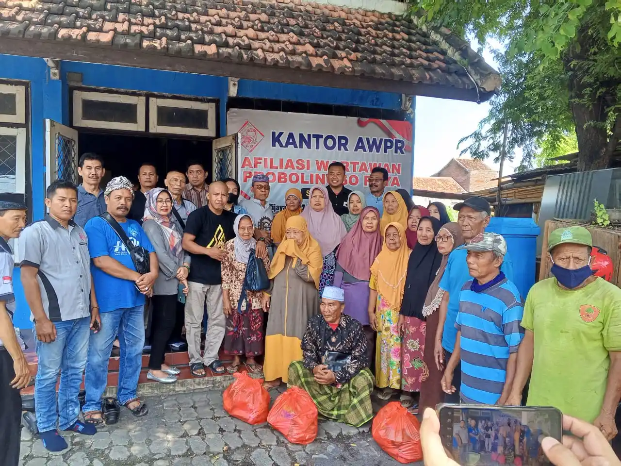 Afiliasi Wartawan Probolinggo Raya (AWPR) menggelar peringatan Hari Pers Nasional (HPN) 2025 dengan bakti sosial (Baksos), tasyakuran dan khotmil quran, Sabtu (15/2/2025) (Foto: Dok MI)