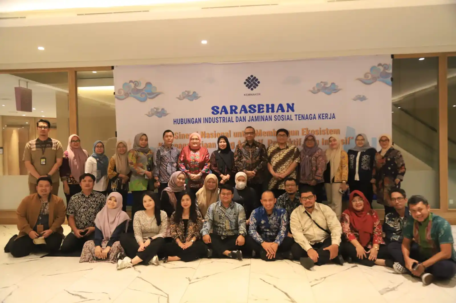 Afriansyah Noor saat menutup Sarasehan Hubungan Industrial dan Jaminan Sosial Tenaga. (Dok. MI)