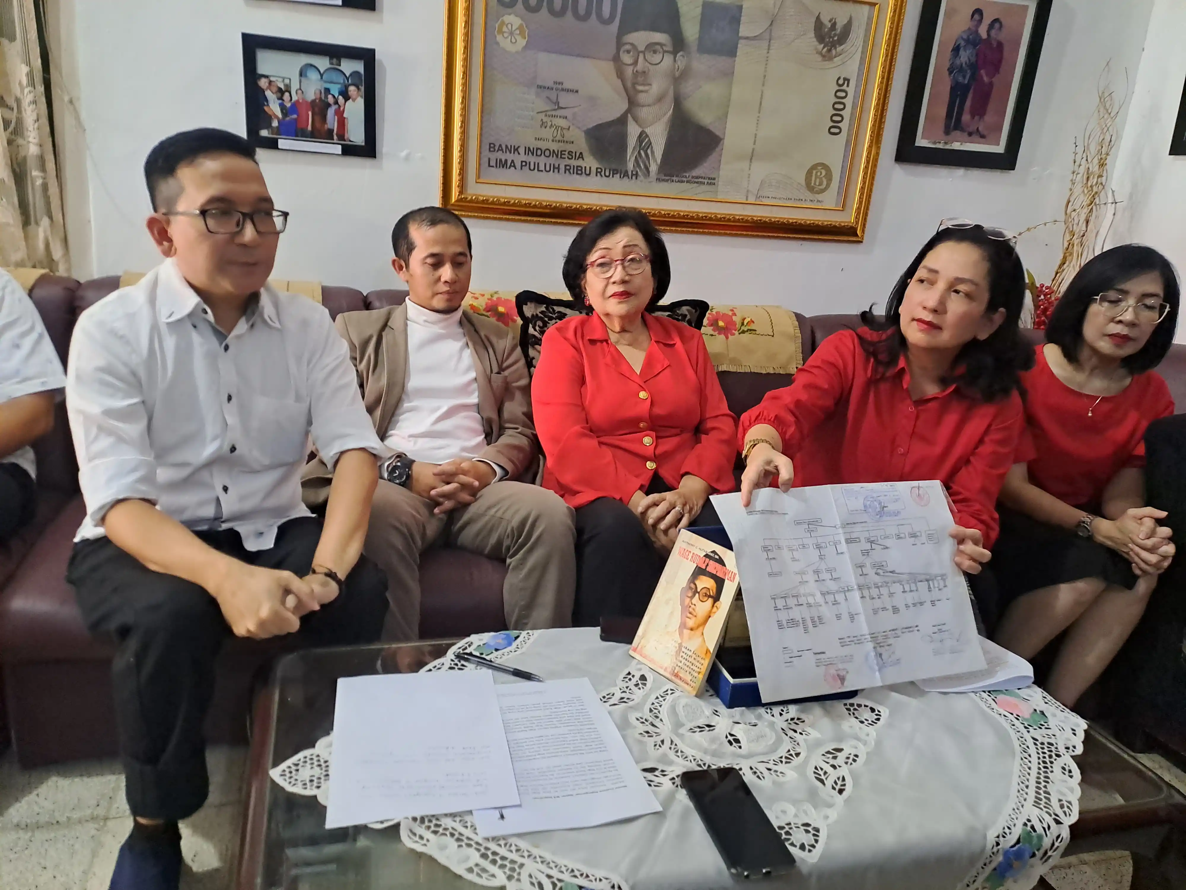 Keturunan tertua ahli waris kel besar Wage Rudolf Soepratman, ibu Augustiani S.Hutabarat (Tengah baju.merah) bersama.pengacara dan keluarga. (foto: Rizal)
