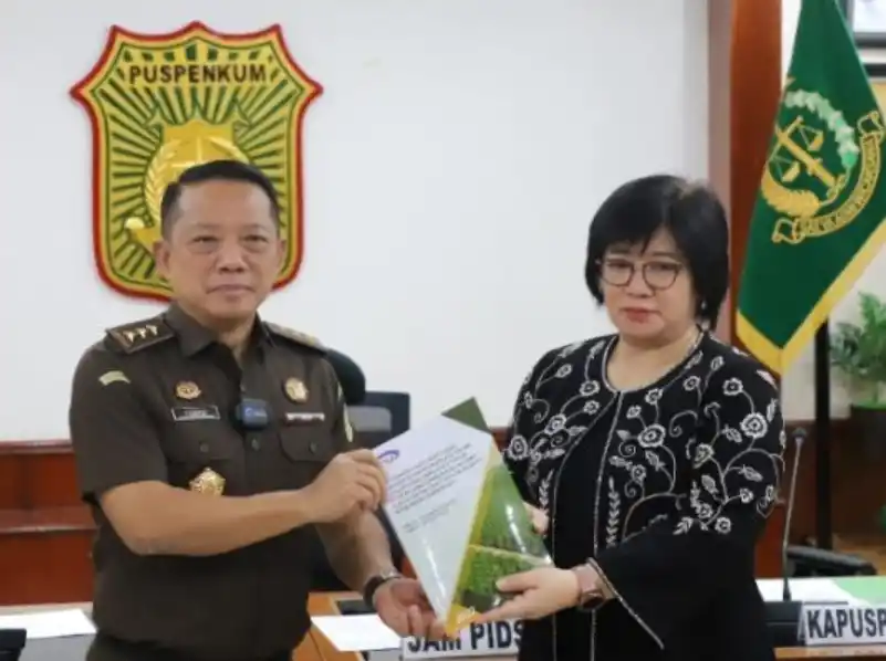 Agustina Arumsari saat menjabat Deputi Bidang Investigasi Badan Pengawasan Keuangan dan Pembangunan (BPKP) (kanan) dan Jaksa Agung Muda Bidang Pidana Khusus (Jampidsus) Kejaksaan Agung (Kejagung) Febrie Adriansyah (Foto: Dok MI)