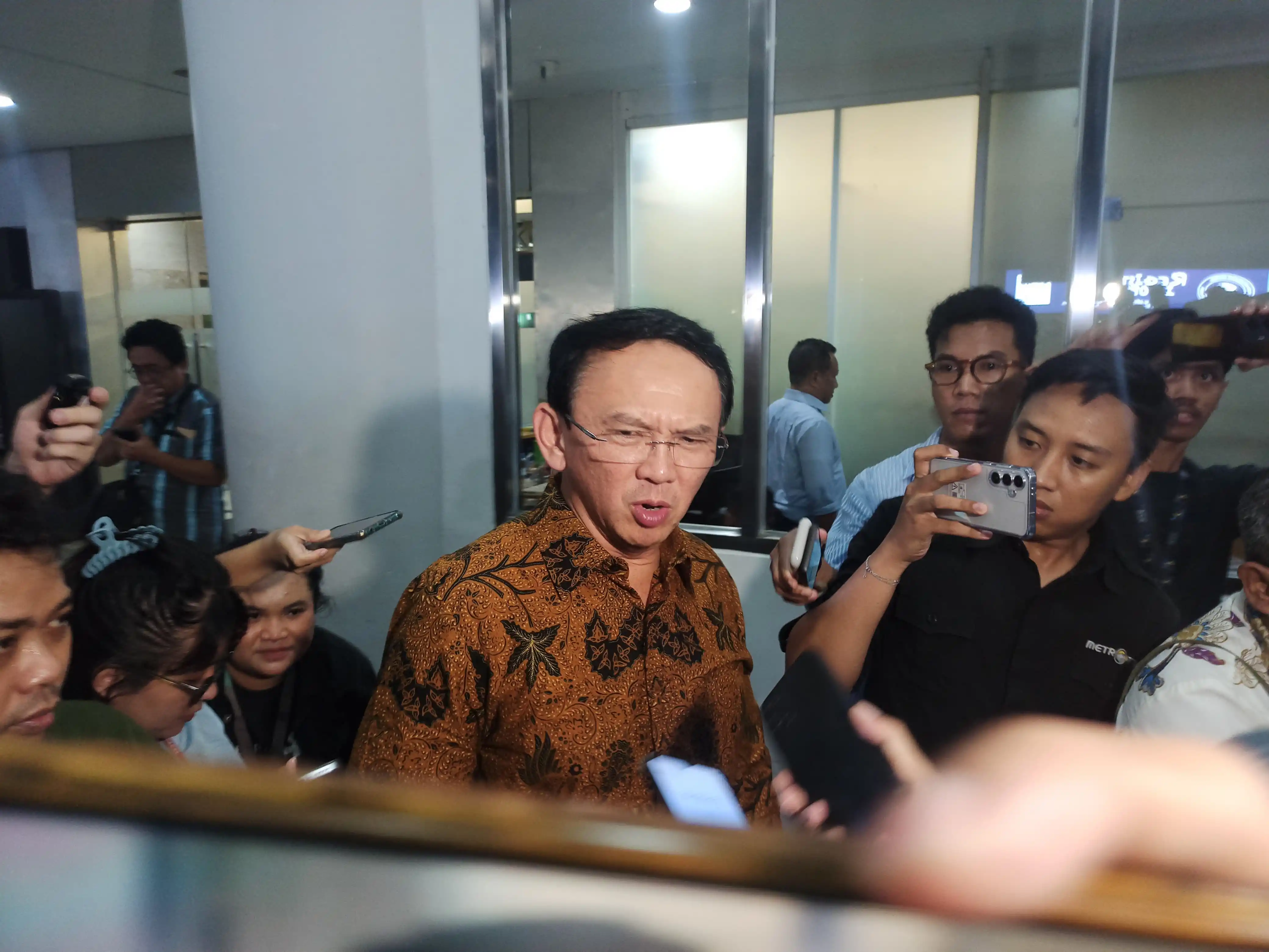 Basuki Tjahaja Purnama alias Ahok di Kejaksaan Agung, Kamis (13/3/2025) (Foto: Dok MI/Albani Wijaya)