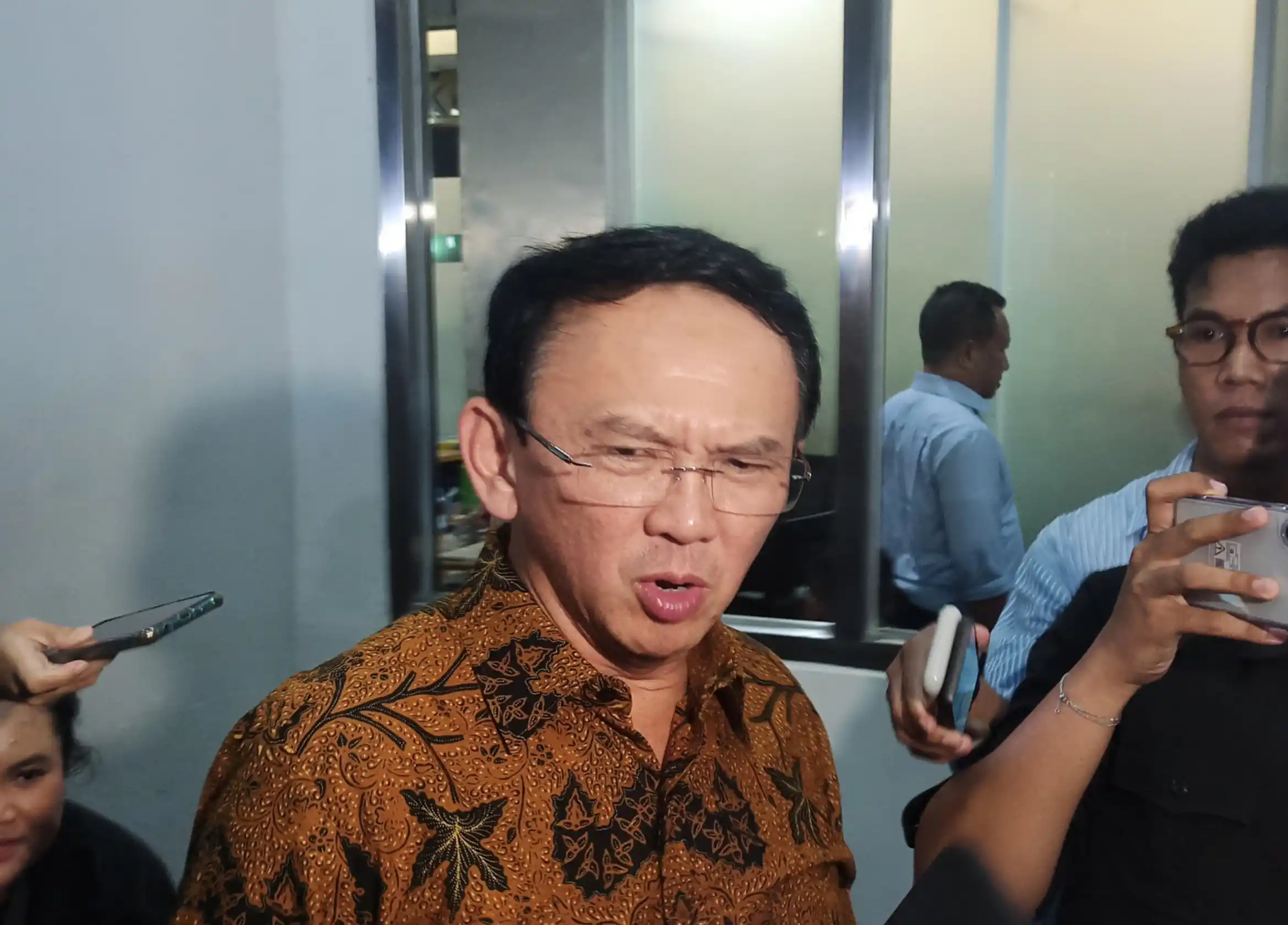 Mantan Komisaris Utama (Komut) PT Pertamina Basuki Tjahaja Purnama (Ahok) usai diperiksa Kejagung, Kamis (13/3/2025) (Foto: Dok MI/Albani Wijaya)