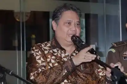 Menteri Koordinator (Menko) Perekonomian Airlangga Hartarto usai menjalani pemeriksaan di Kejaksaan Agung, Jakarta, Senin 24 Juli 2023. Airlangga diperiksa sebagai saksi terkait dugaan korupsi pemberian fasilitas ekspor minyak sawit mentah (crude palm oil/CPO) atau bahan baku minyak goreng.
