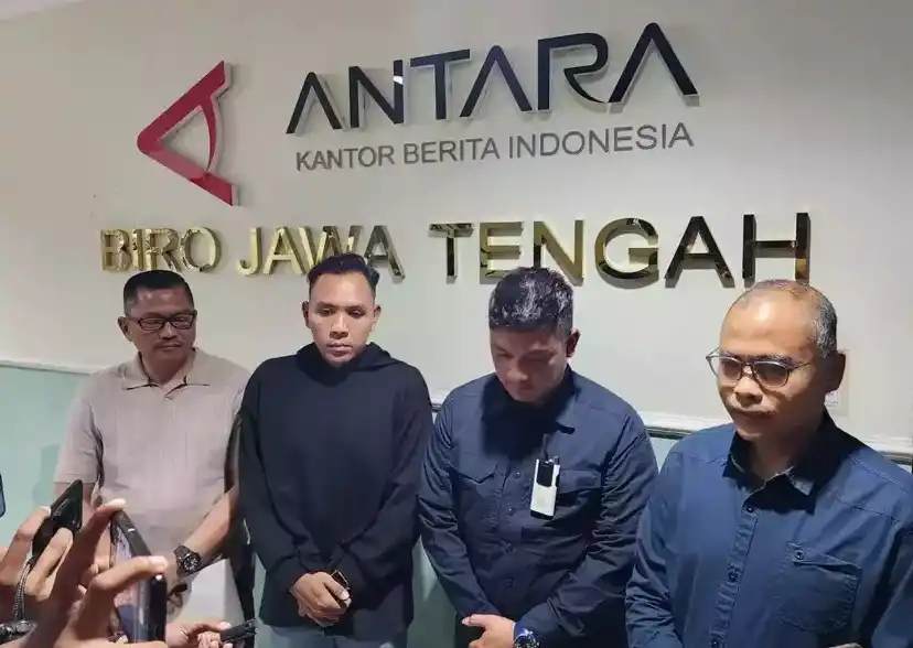 Anggota tim pengamanan protokoler Kapolri Jenderal Polisi Listyo Sigit Prabowo, Ipda E, menyampaikan permintaan maaf kepada pewarta foto Perum LKBN Antara, Makna Zaesar.