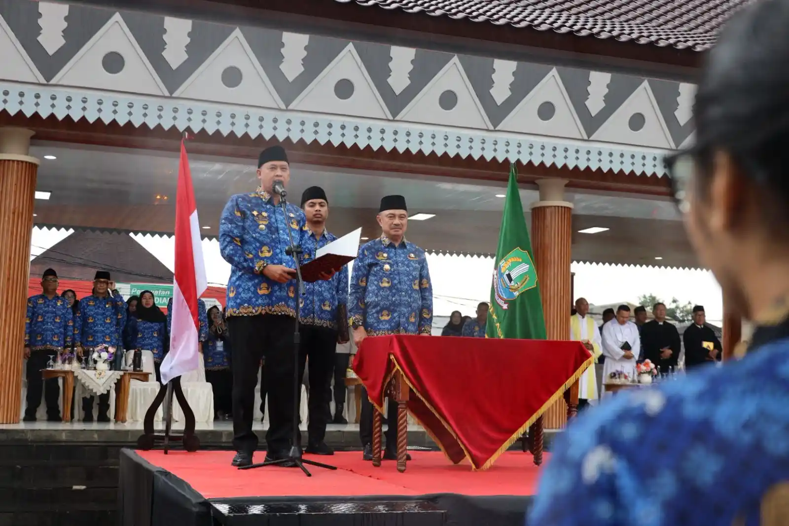 Menutup tahun 2025, Wali Kota Bekasi Tri Adhianto resmi melantik 3.442 Pegawai Pemerintah dengan Perjanjian Kerja (PPPK) Paruh Waktu yang sebelumnya berstatus Tenaga Kerja Kontrak (TKK) di lingkungan Pemkot Bekasi. Pelantikan digelar meriah di Alun-Alun M. Hasibuan, Rabu (31/12), disaksikan ribuan ASN dan turut dihadiri Kepala BKN RI, Prof. Zudan Arief.